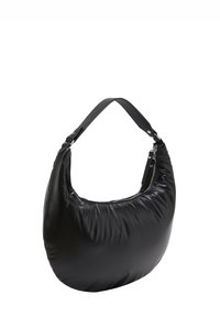 Sort nylon hobo taske med en blød, fyldig tekstur. Har en lynlåslukning og en bred læder skulderrem. Rund form.