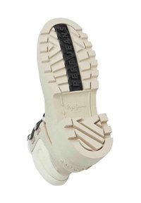 Suola di sneaker bianca con motivo di battistrada testurizzato con scanalature profonde, una fascia nera con la scritta "PEPE JEANS" e un logo sottile impresso sul lato.