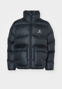 Czarna pikowana kurtka puchowa z wysokim kołnierzem, przednim zamkiem błyskawicznym, dwoma dużymi kieszeniami z klapą oraz logo na piersi. Gładka faktura i pikowany wzór.