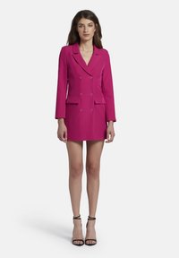 Doppelreihiges Blazer-Kleid in leuchtendem Pink. Verfügt über lange Ärmel, Reverskragen, zwei vordere Taschen und eine taillierte Silhouette.