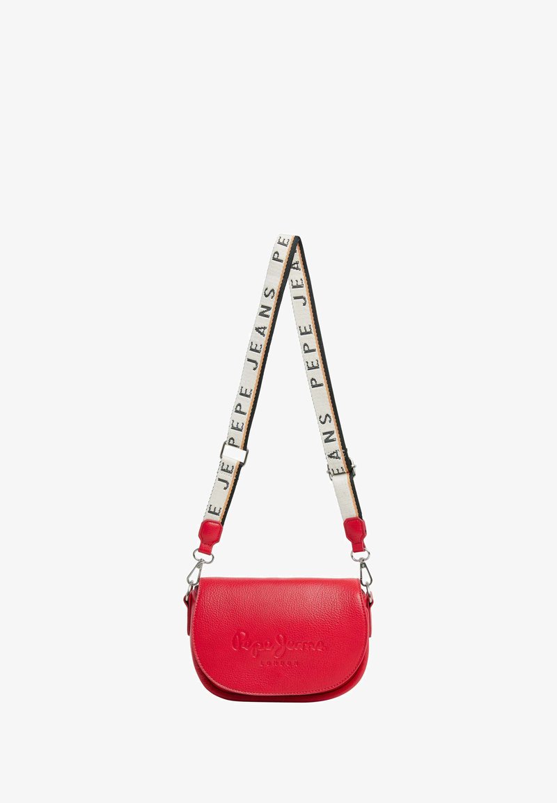 Červená kožená crossbody taška s zakřiveným tvarem, vybavená texturovaným povrchem a nastavitelním popruhem s brandingem "Pepe Jeans".