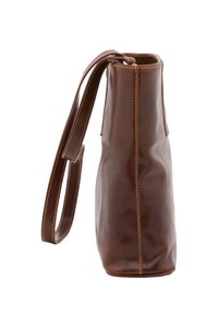 Borsa a mano in pelle marrone con un design strutturato, dotata di una lunga tracolla, texture liscia e cuciture a contrasto lungo le cuciture.