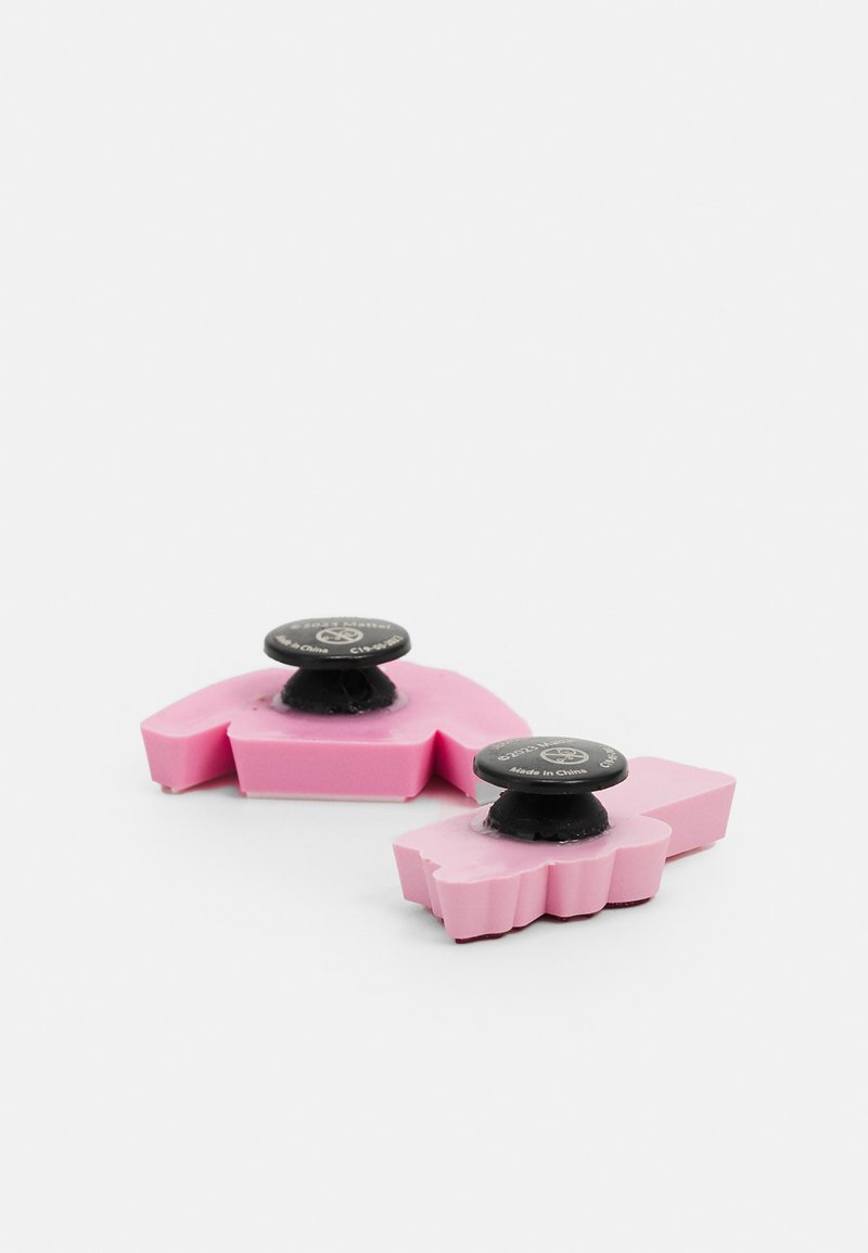 Almohadillas de agarre de silicona rosa con una superficie texturizada y botones negros circulares, que presentan una forma única similar a una flor y colores contrastantes.