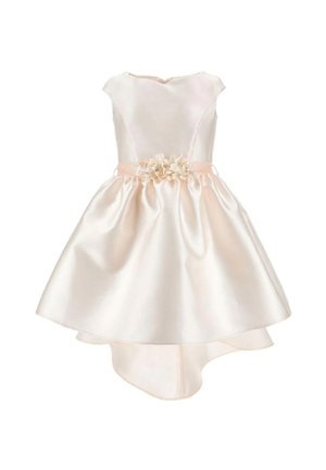 Ivoorkleurige satijnen mouwloze jurk met een hoge-lage rok en een taille versierd met bloemapplicaties en een lint voor een kind.