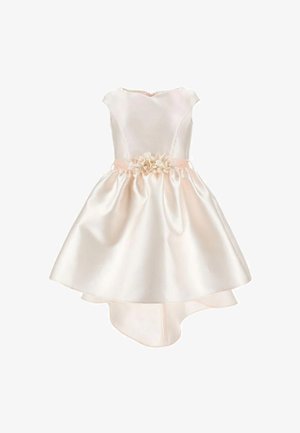 Robe sans manches en satin ivoire avec jupe asymétrique et taille ornée d'une application florale et d'un ruban pour enfant.