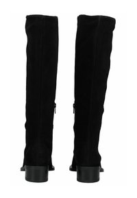 Czarne zamszowe kozaki za kolano o gładkiej fakturze, z kwadratowym, grubym obcasem i bocznymi zamkami. Posiadają dopasowany krój.