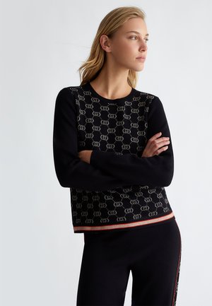 Maglione nero a maglia con motivo logo, scollo rotondo e maniche lunghe, con un bordo contrastante rosso e oro all'orlo.
