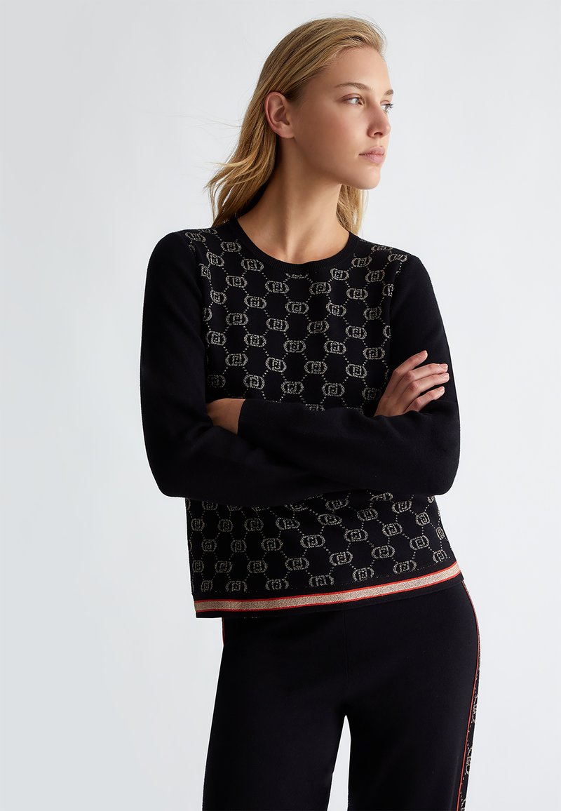 Maglione nero a maglia con motivo logo, scollo rotondo e maniche lunghe, con un bordo contrastante rosso e oro all'orlo.