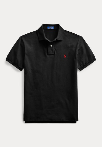 Schwarzes Polohemd mit kurzen Ärmeln, Kragen, Zweiknopfleiste und kleinem roten gesticktem Logo auf der linken Brust.