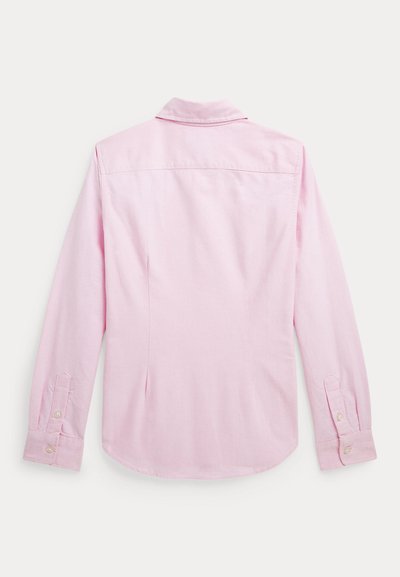 Lys rosa skjorte med lange ermer, klassisk krage og glatt stoff. Har sidespalter og knappede mansjetter.