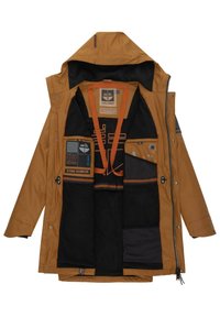 Braune Außenjacke mit Kapuze, ausgestattet mit einem schwarzen Fleece-Innenfutter, mehreren Taschen sowie orangefarbenen Akzenten und Nähten.