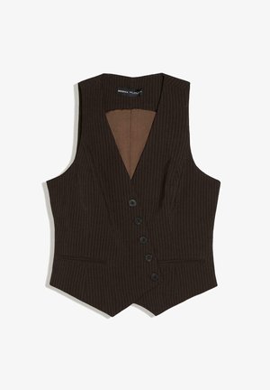Gilet sur mesure à rayures fines marron foncé avec cinq boutons noirs et deux poches à ouïe à l'avant, design sans manches avec un col en V.