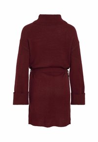 Pull en tricot bordeaux avec un col haut, une taille ceinturée et de larges poignets. Texture douce avec une coupe légèrement ample et sans motifs visibles.