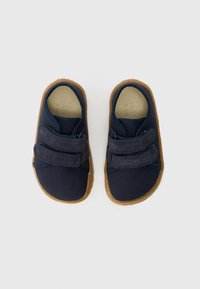 Tumesinised kangast kingad kahete kortsuga, kummist tallad ja tekstureeritud võrkpealne hingavuse tagamiseks. Ümar varvas ja vabaaja disain.