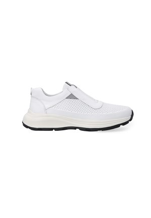 Hvide slip-on sneakers med en mesh-overdel, perforerede detaljer, en polstret krave og en kraftig sort gummisål. Accentueret med grå striber.
