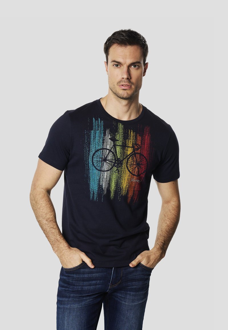 Maglietta in cotone blu navy con grafica di una bicicletta dai colori vivaci, con un design testurizzato simile a schizzi sulla zona del petto.