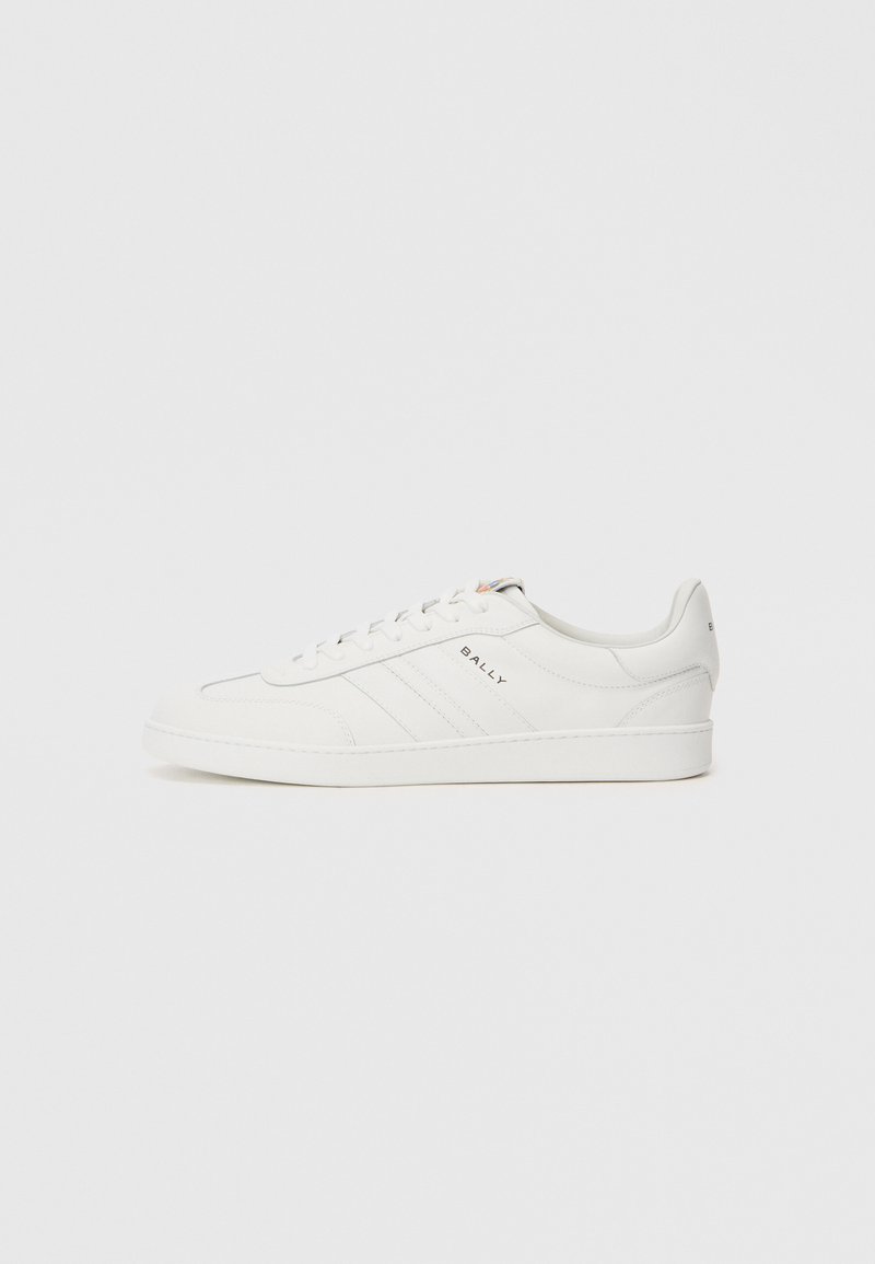 Adidași albi din piele, cu o textură netedă, având trei dungi gri, vârf rotunjit și un mic logo pe lateral. Design de tip low-top.
