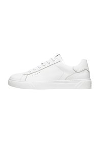 Zapatillas de piel blanca con una textura suave, puntera redonda, suela plana y cinco ojales para los cordones. Diseño minimalista y forma aerodinámica.