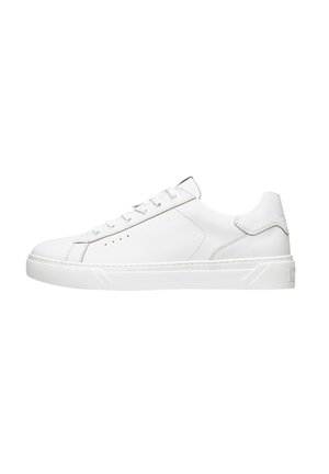 Zapatillas de piel blanca con una textura suave, puntera redonda, suela plana y cinco ojales para los cordones. Diseño minimalista y forma aerodinámica.