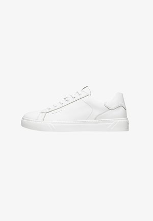 Baskets en cuir blanc au toucher lisse, à bout rond, semelle plate et cinq œillets pour les lacets. Design minimaliste et forme épurée.