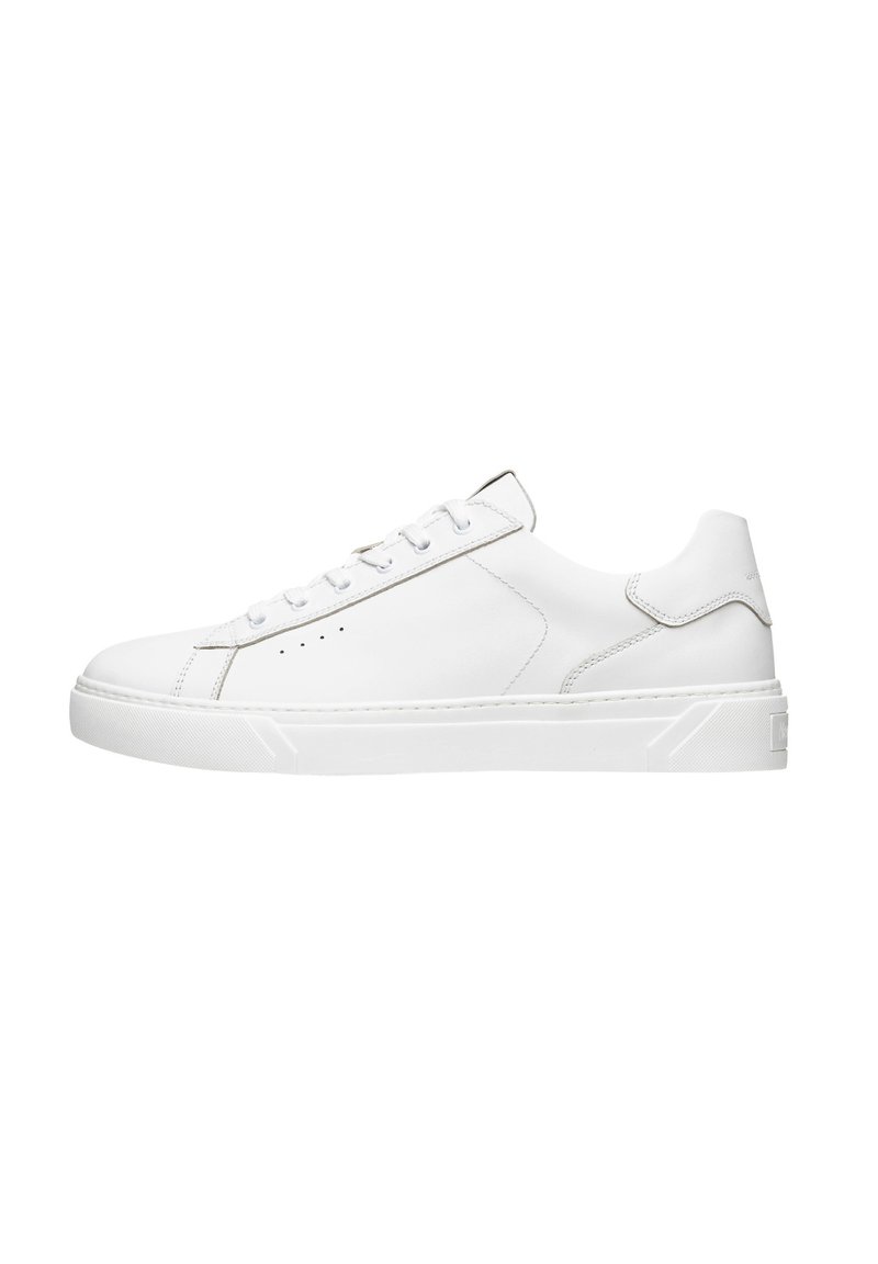 Zapatillas de piel blanca con una textura suave, puntera redonda, suela plana y cinco ojales para los cordones. Diseño minimalista y forma aerodinámica.