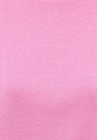 Texture de tissu rose uni avec un motif de tissage fin visible.