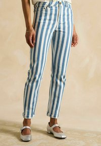 Blå och vitrandiga högmidjade jeans med rak benfåt och uppvikta kanter samt knappstängning i metall.