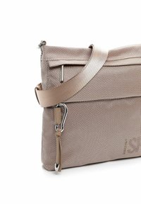 Borsa in tessuto beige con design strutturato, dotata di una tracolla sottile, chiusura con zip e clip metallica, superficie texturizzata.