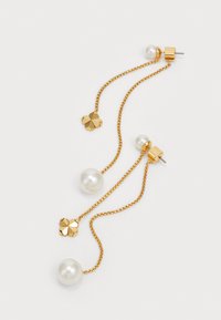 Pendientes de cadena de oro con dos perlas y acentos florales, presentando una mezcla de superficies lisas y texturizadas.