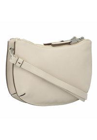 Bolso cruzado de cuero beige con forma curva, correa ajustable y cierre de doble cremallera, que presenta acentos marrones a lo largo de los bordes.