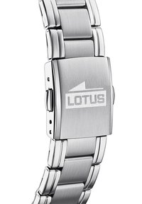 Bracelet de montre en acier inoxydable argenté avec une finition brossée, doté d'une boucle rectangulaire gravée "LOTUS" et d'un accent triangulaire.