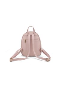 Zaino in pelle rosa dalla forma arrotondata, con due spallacci regolabili e una tasca frontale con zip. Finitura testurizzata e dettagli in metallo dorato.