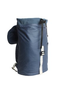 Sac à dos de forme cylindrique, fabriqué en tissu bleu résistant. Il présente un haut à cinch, des bretelles noires et une poche latérale avec une fermeture à crochet.