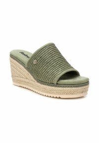 Sandalias de cuña verdes con un upper trenzado, que presentan una correa texturizada, una plantilla suave y un tacón envuelto en yute. La suela de goma ofrece agarre.