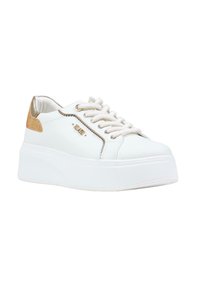 Sneakers bianchi con suola a piattaforma, con dettagli in oro metallico sul tallone e cuciture decorative. Lacci testurizzati e design con punta rotonda.