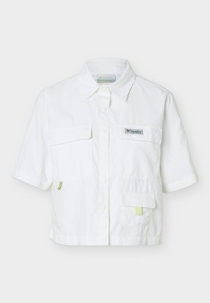 Kortermet hvit knappskjorte med krage og flere lommer foran, inkludert en med en liten Columbia-logo.