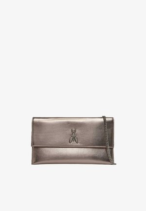 Borsa clutch in argento metallico con un piccolo disegno di insetto in rilievo sulla patta frontale e una tracolla a catena argentata sul lato destro.