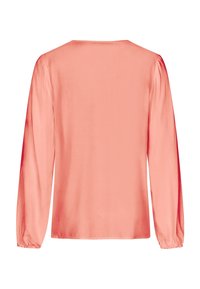 Langærmet bluse i blød koral satin, med en bred rund halsudskæring og samlede mansjetter. Glat tekstur og lige silhuet.
