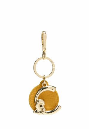 Portachiavi con clip e anello in metallo dorato con un ciondolo rotondo in pelle gialla senape testurizzata e una grande lettera C curva dorata.