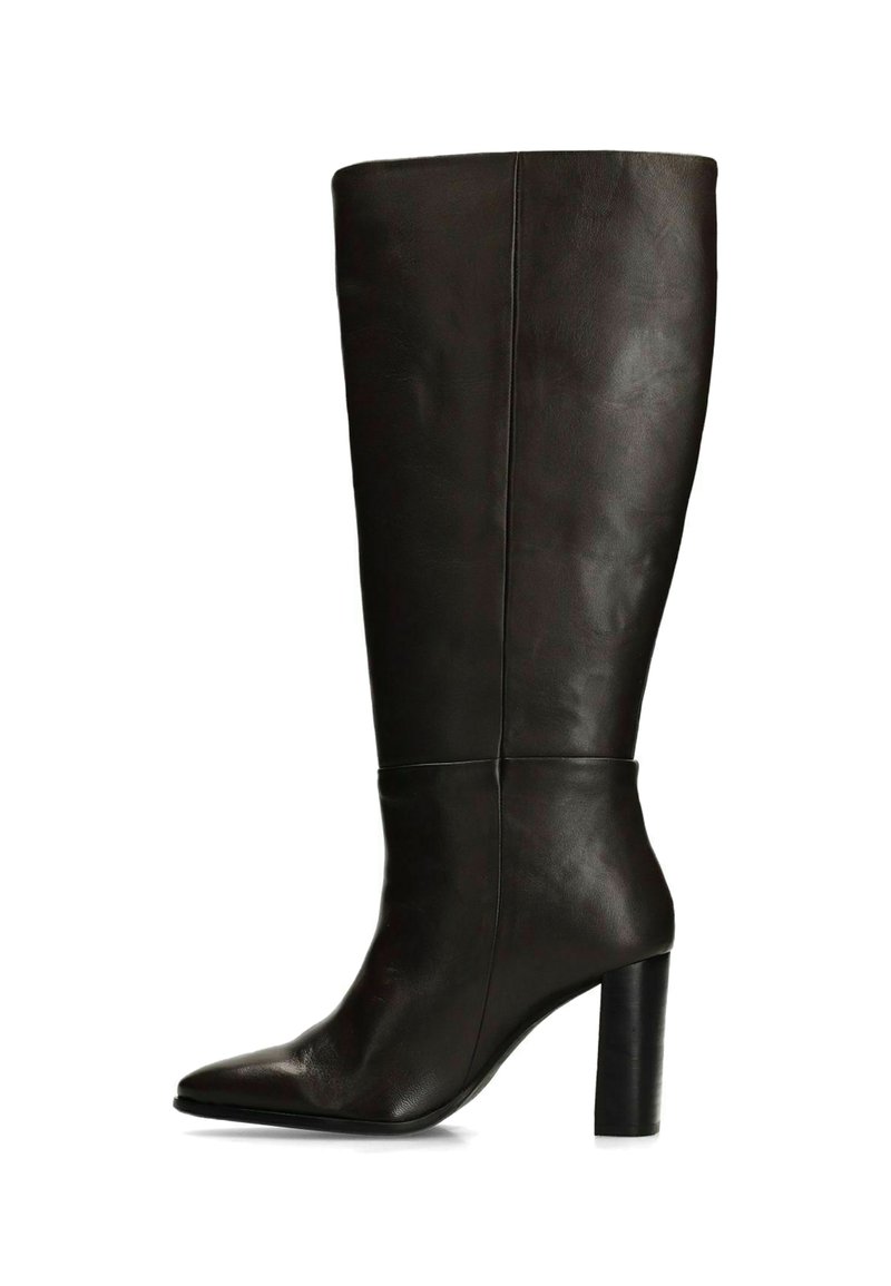 Bottes en cuir noir à hauteur de genou avec un bout pointu et un talon épais. Texture lisse, design minimaliste, avec un détail de couture vertical.