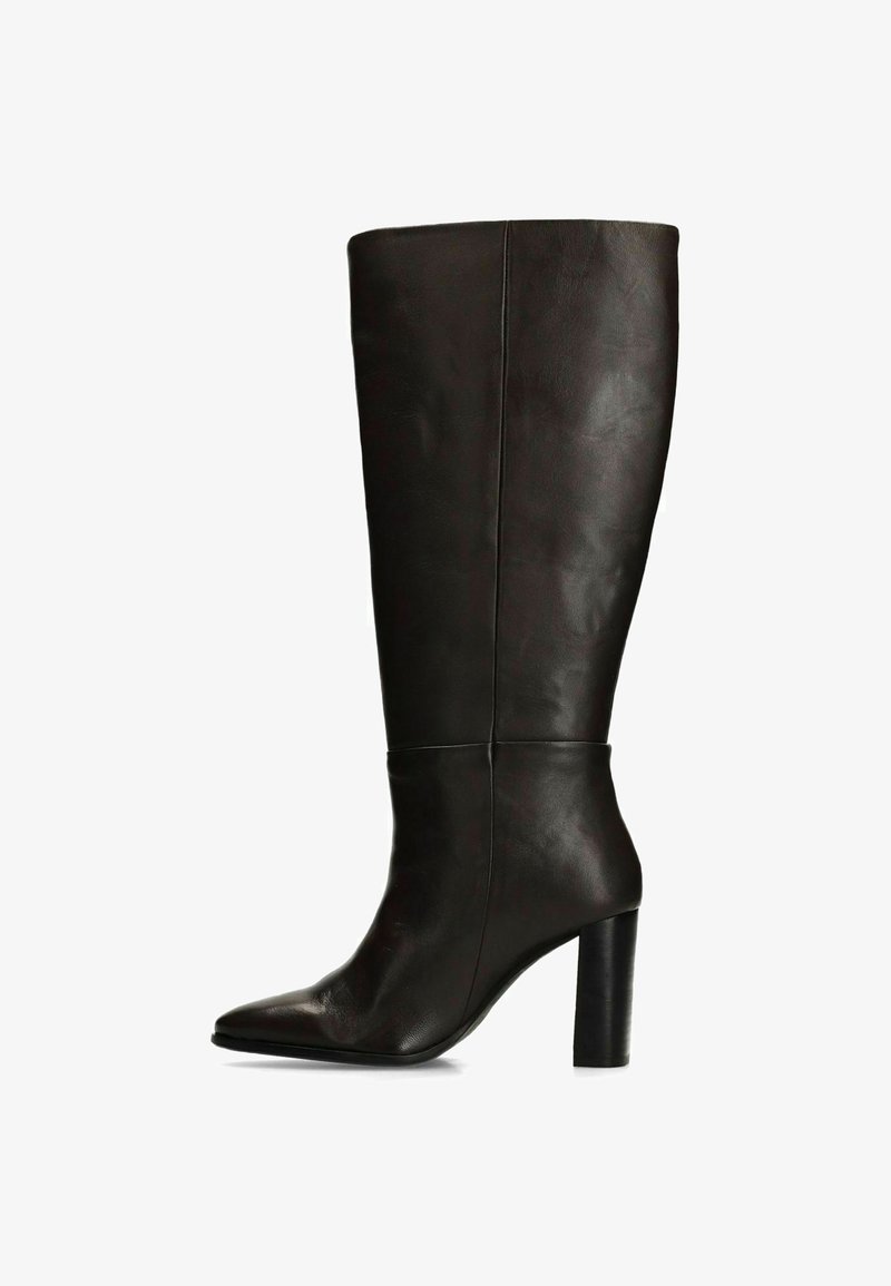 Bottes en cuir noir à hauteur de genou avec un bout pointu et un talon épais. Texture lisse, design minimaliste, avec un détail de couture vertical.