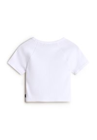 Camiseta blanca de manga corta y corte crop, con cuello redondo y textura acanalada. Presenta mangas raglán y una pequeña etiqueta en el dobladillo.