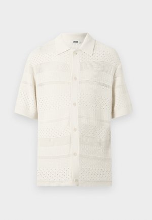 Kortärmad stickad tröja i offwhite med knappstängning framtill, med texturerade ränder och små hål för ventilation.