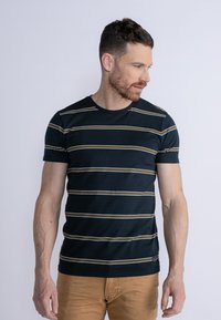 Navyblå randig t-shirt i bomull, med horisontella linjer i krämfärg och senapsgul, rund halsringning och korta ärmar.