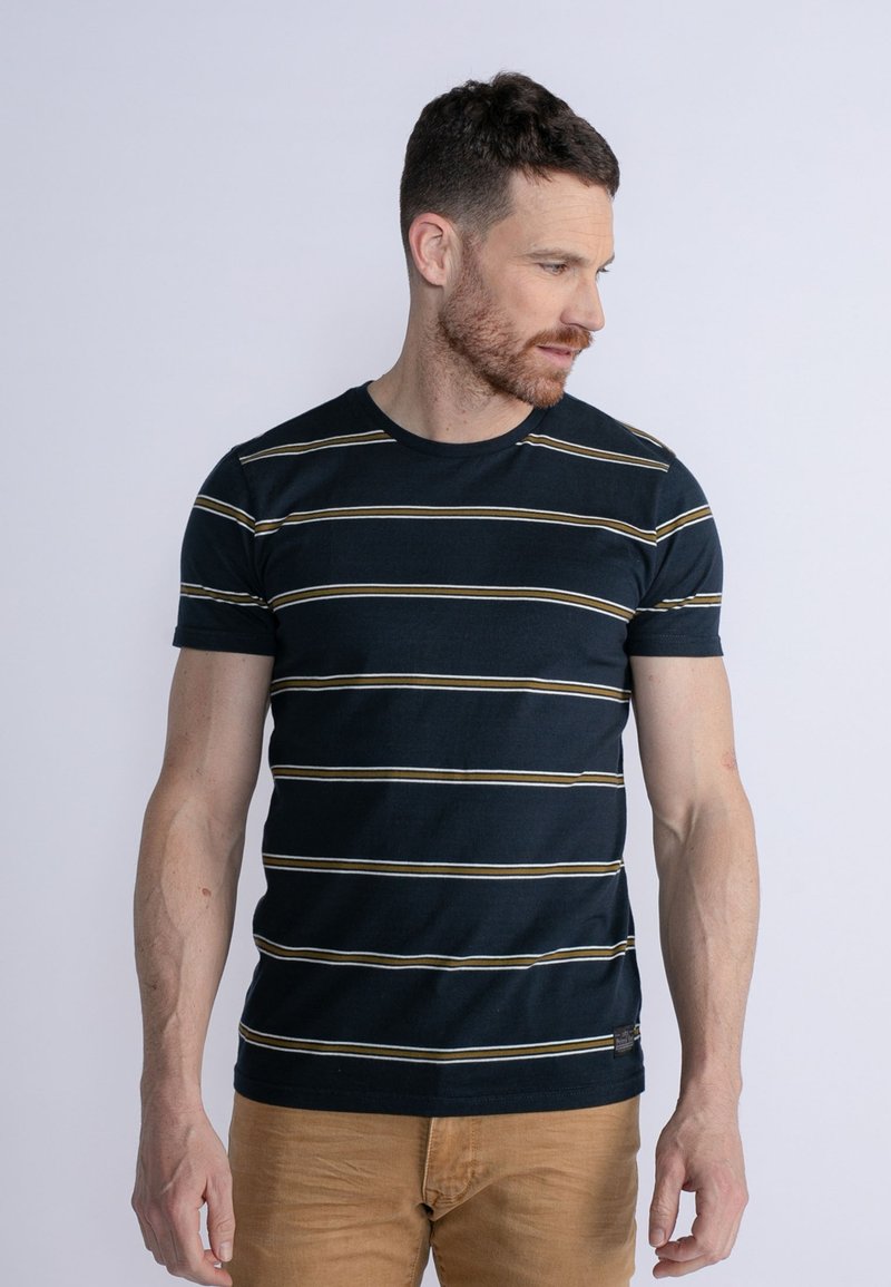 Navyblå randig t-shirt i bomull, med horisontella linjer i krämfärg och senapsgul, rund halsringning och korta ärmar.