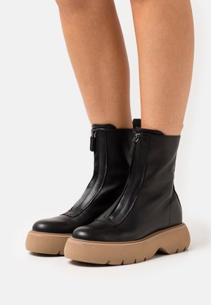 Kennel + Schmenger, Bottines à plateau - black