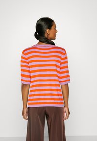 Kaffe MILO - Trükipildiga T-särk - lupine/orange
