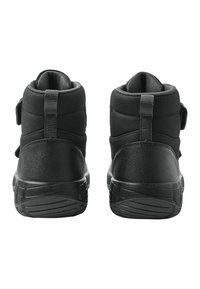 Scarpe alte nere con una tomaia in tessuto testurizzato, suole in gomma e cinturini regolabili. Presentano un supporto alla caviglia imbottito e una costruzione robusta.