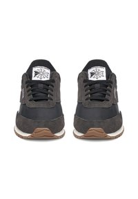 Must ja hall spordijalats pealispinnaga, mis koosneb seemisnahast ja sünteetilistest materjalidest. Tasased paelad, ümar nina, valge vahetallaga, pruun kummist välistallaga ja logoga detail kielenal.