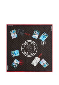 Firkantet skjerf med brunt hundetannmønster, rød kant, reisetagger, postkort fra Paris, Monaco, New York, og hvit sirkulær Karl Lagerfeld-logo.